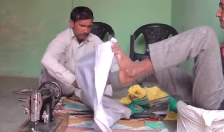 Príbeh: Madan Lal, narodil sa bez rúk, robí krajčíra